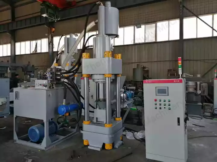 Metal briquetting machine