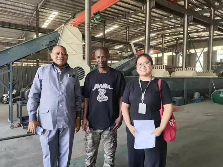 Cliente de Gana visitou a máquina de plástico