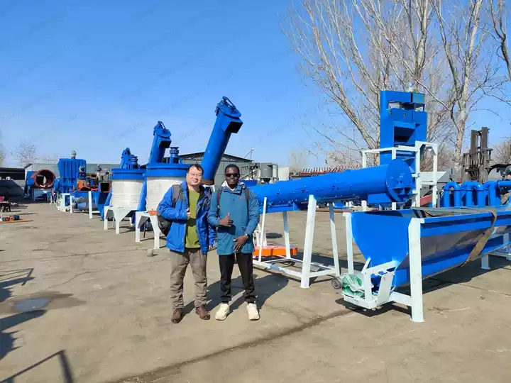 Clientes nigerianos visitaram a fábrica