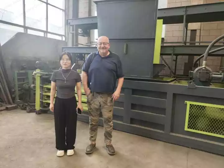 Cliente da Polônia visitou a máquina de empacotamento