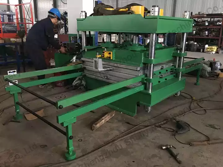 Rubber tiles making machine