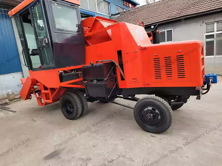 Solar salt pan wheel harvester built‑in crushing rotor