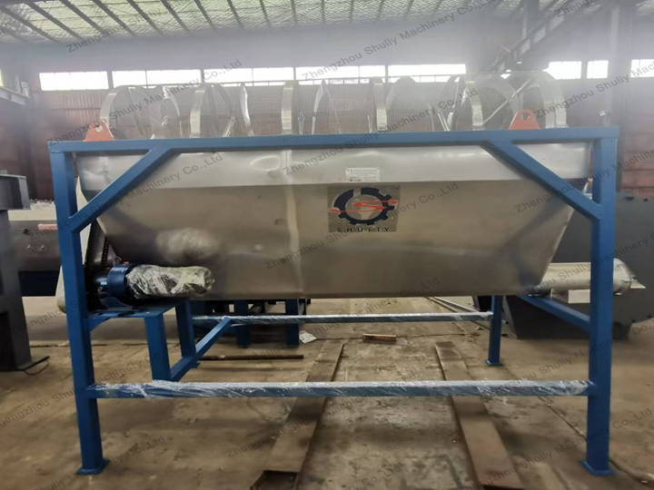 Cooling and screening machine for fish meal