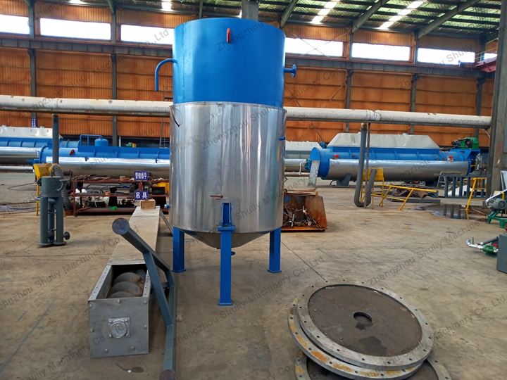 Fish oil water separation tank