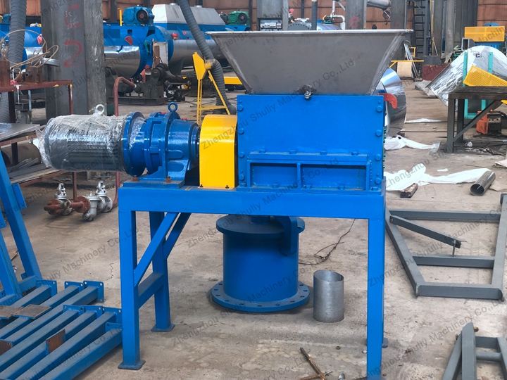 Fish waste crushing machine