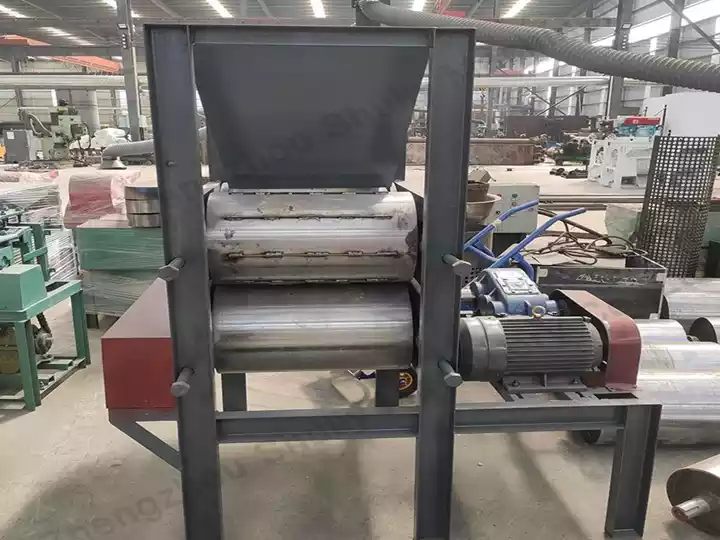 Metal can compressing machine for scrap yard