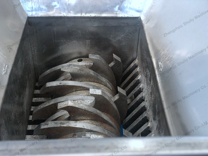Raw fish shredding machine