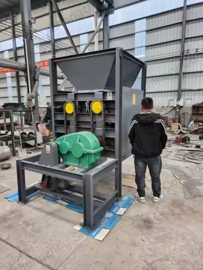 Tin can flattening equipment